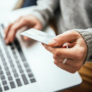 Globalno: Kako kreditne kartice pojednostavljuju prekogranične online kazino transakcije